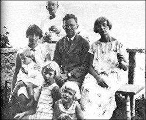 田立克(中)和漢娜(最左)