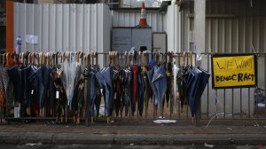 （圖片來源：http://qz.com/273446/hong-kongs-umbrella-revolution-may-be-the-politest-protest-ever/）