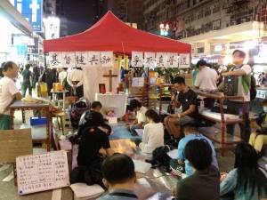 第二代「聖法蘭西斯／聖方濟各街頭小聖堂」，正在舉行祈禱會。圖片載自「聖法蘭西斯 / 聖方濟各 街頭小聖堂 St Francis' Chapel on the Street」Facebook專頁。