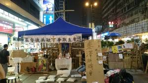 第一代「聖法蘭西斯／聖方濟各街頭小聖堂」，於2014年10月17日被警方拆去，佔領信徒隨即又重建出第二代小聖堂。圖片載自「聖法蘭西斯 / 聖方濟各 街頭小聖堂 St Francis’ Chapel on the Street」Facebook專頁。