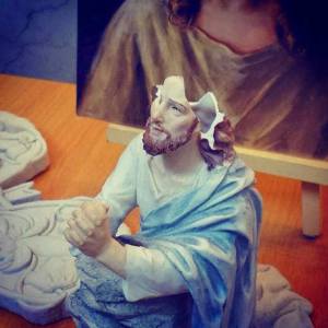 第一代「聖法蘭西斯／聖方濟各街頭小聖堂」，於2014年10月17日被警方拆去時，頭部被撃碎的耶穌像（網上圖片）